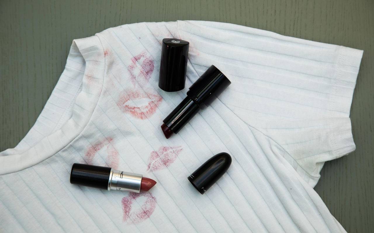 Lippenstift-Flecken auf einem Shirt