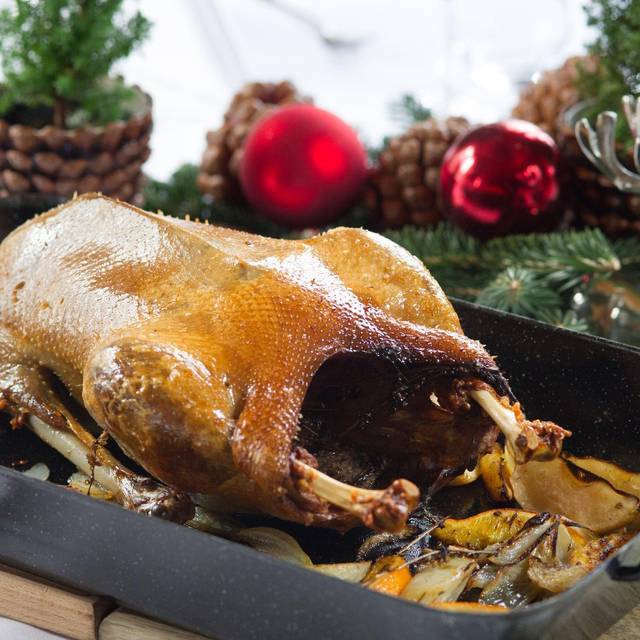 Eine Gänsebraten steht auf einem festlich gedeckten Tisch