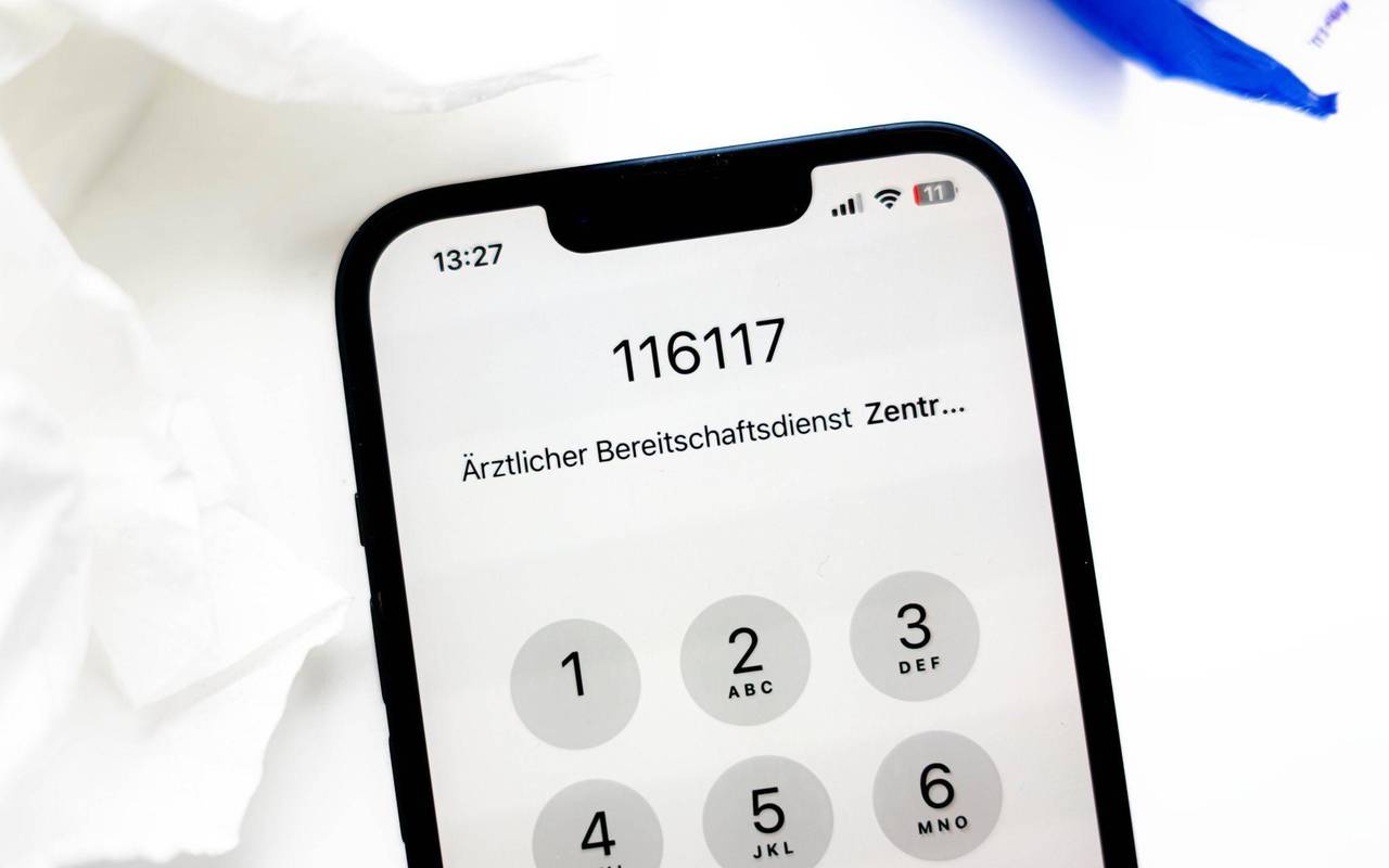 Nummer des Ärztlichen Bereitschaftsdienstes auf einem Smartphone