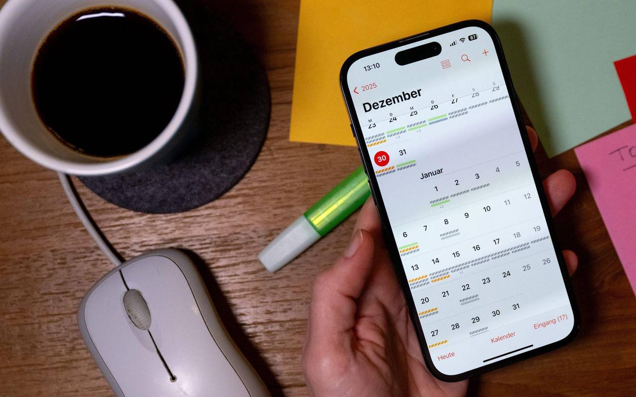 Eine Frau hält ein Smartphone in der Hand