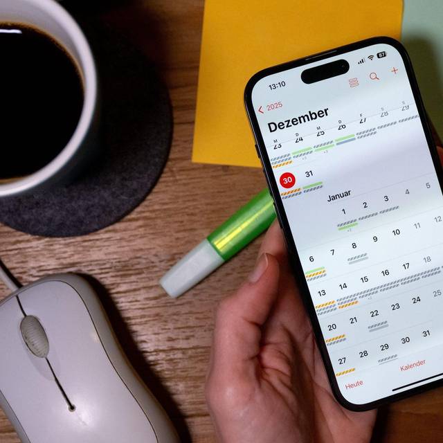 Eine Frau hält ein Smartphone in der Hand