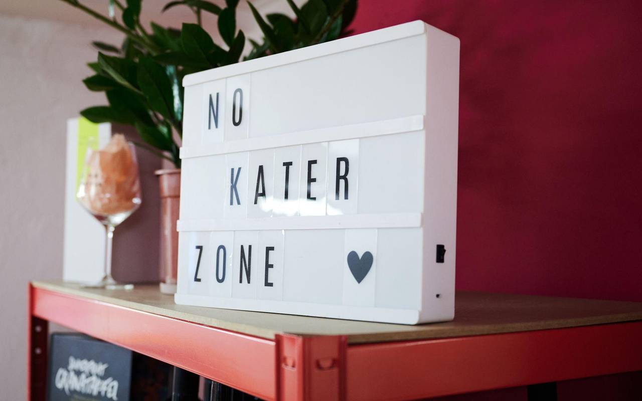 «No Kater Zone» steht auf einem Schild