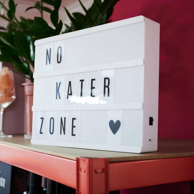 «No Kater Zone» steht auf einem Schild