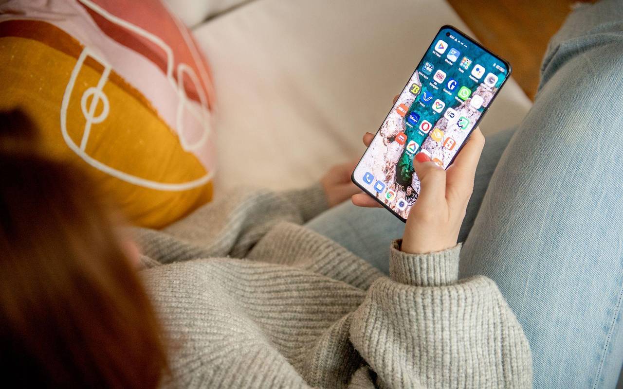 Eine Frau nutzt ihr Smartphone