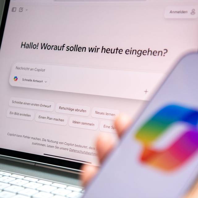 Eine Person nutzt den KI-Assistenten Microsoft Copilot