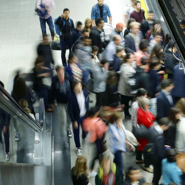 Fahrgäste steigen in eine Metro in Madrid ein