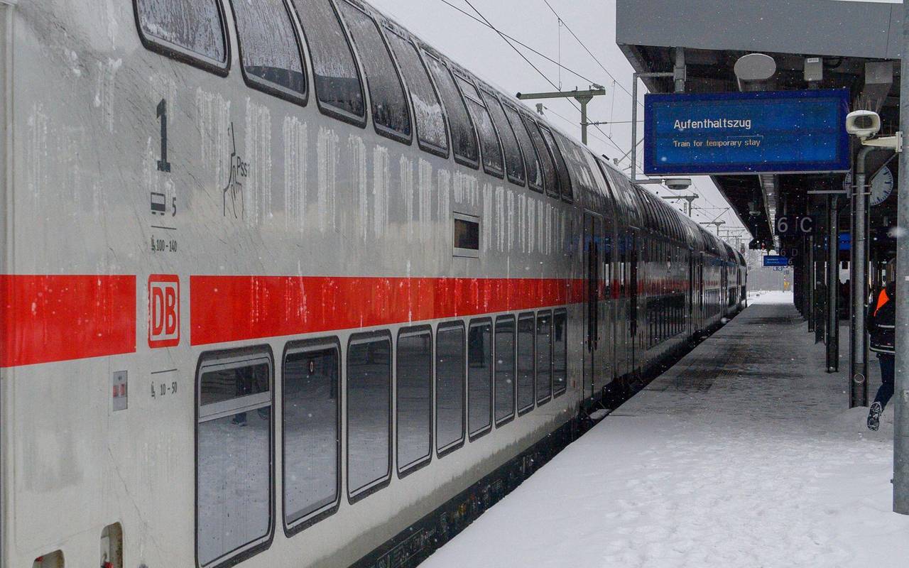 Winterwetter - Aufenthaltszug in Magdeburg
