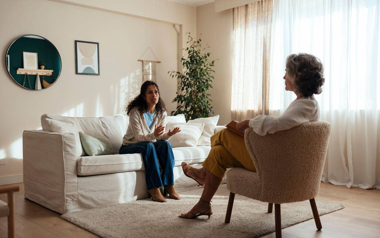 Frau bespricht mentale Probleme mit einer Psychologin
