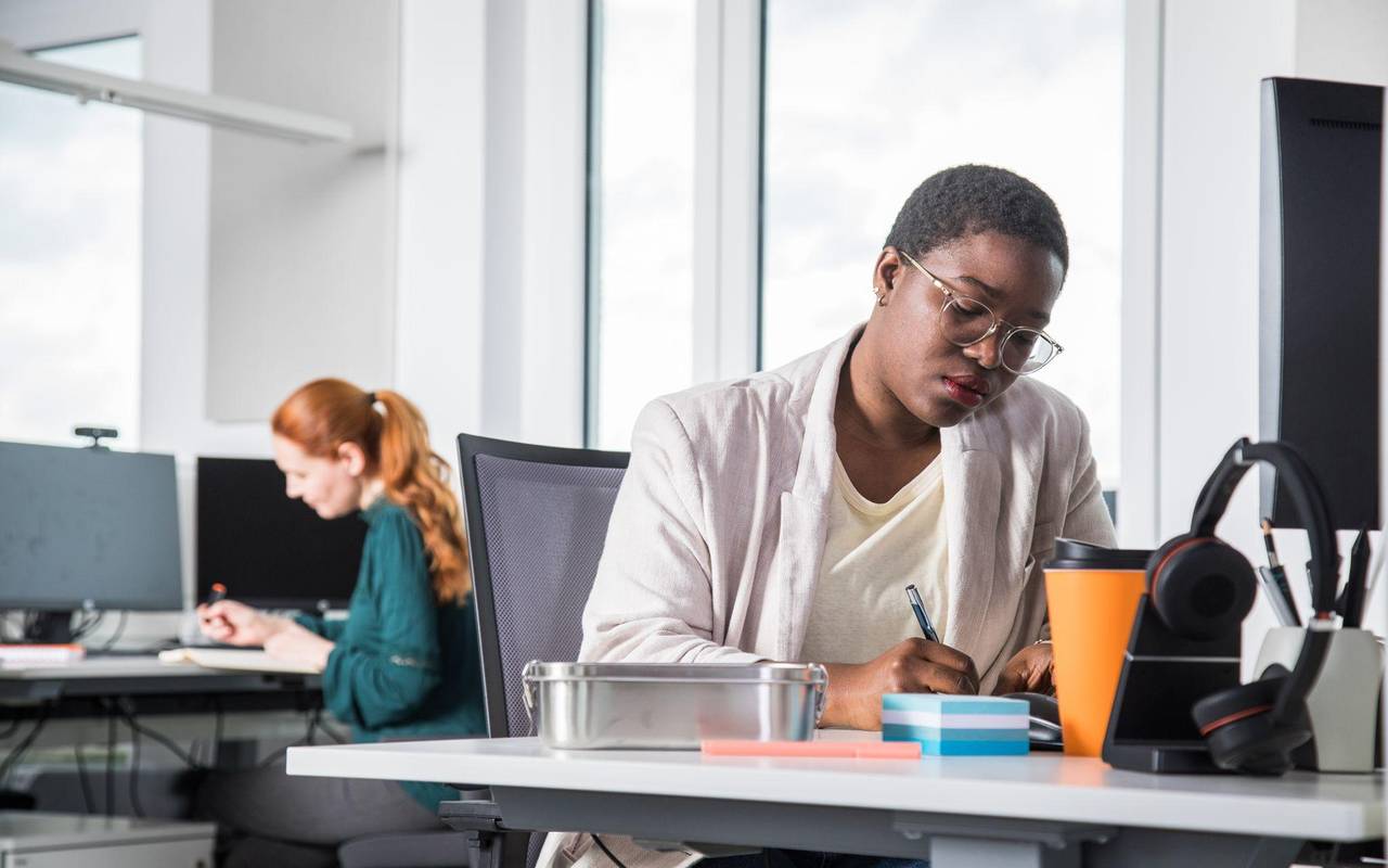 Zwei Kolleginnen arbeiten in einem Büro