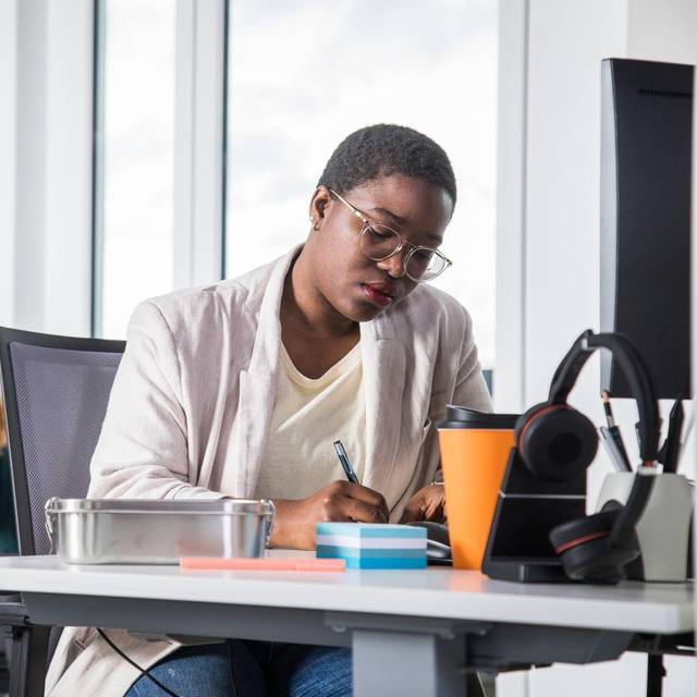 Zwei Kolleginnen arbeiten in einem Büro