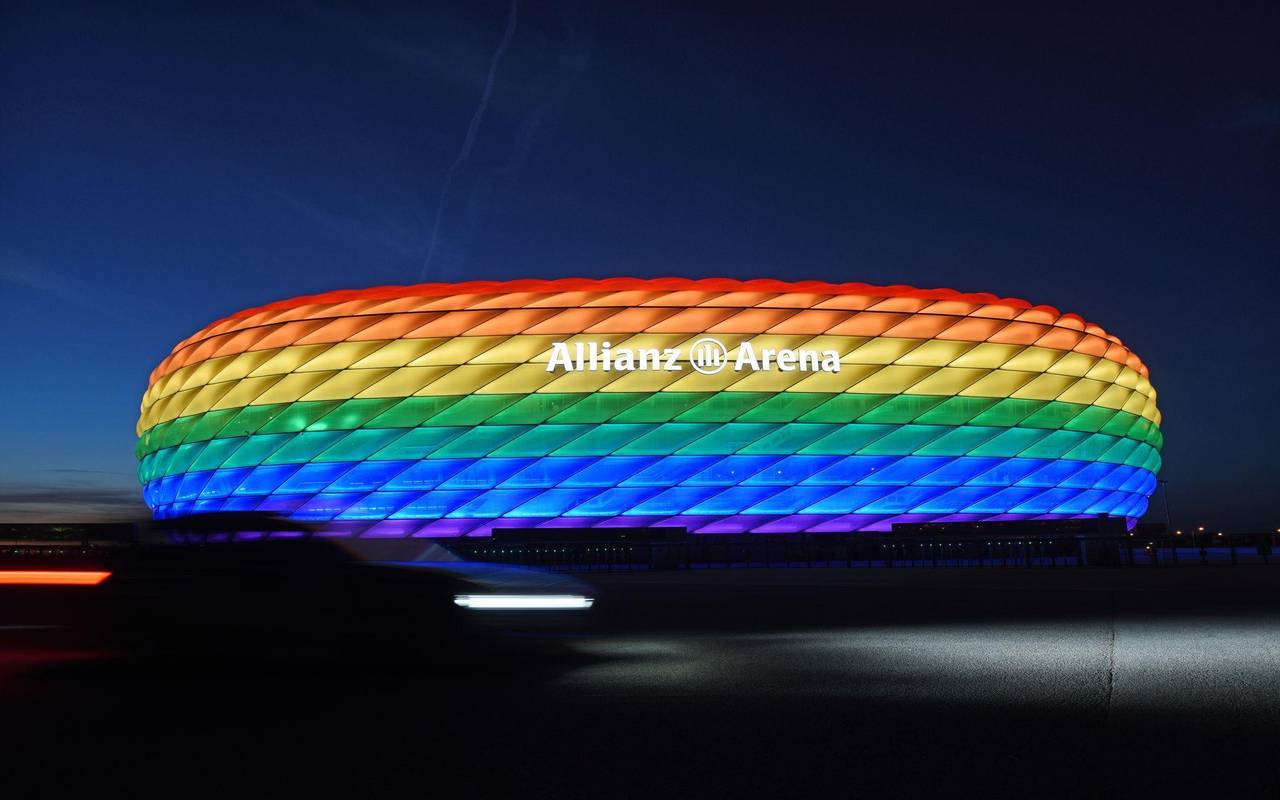 Allianz Arena in Regenbogenfarben