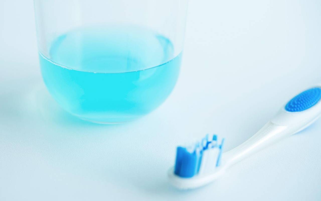 Mundspülung und Zahnbürste