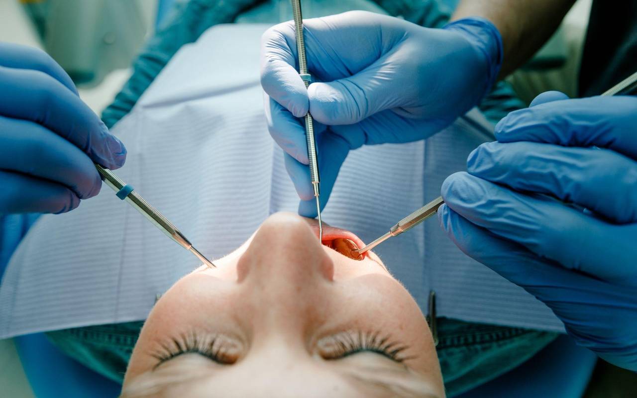 Eine Frau bei einer Zahnbehandlung