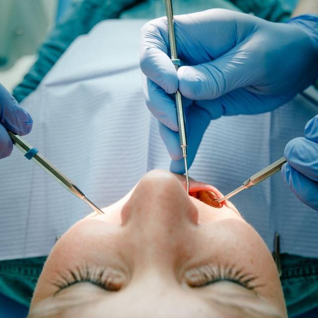 Eine Frau bei einer Zahnbehandlung