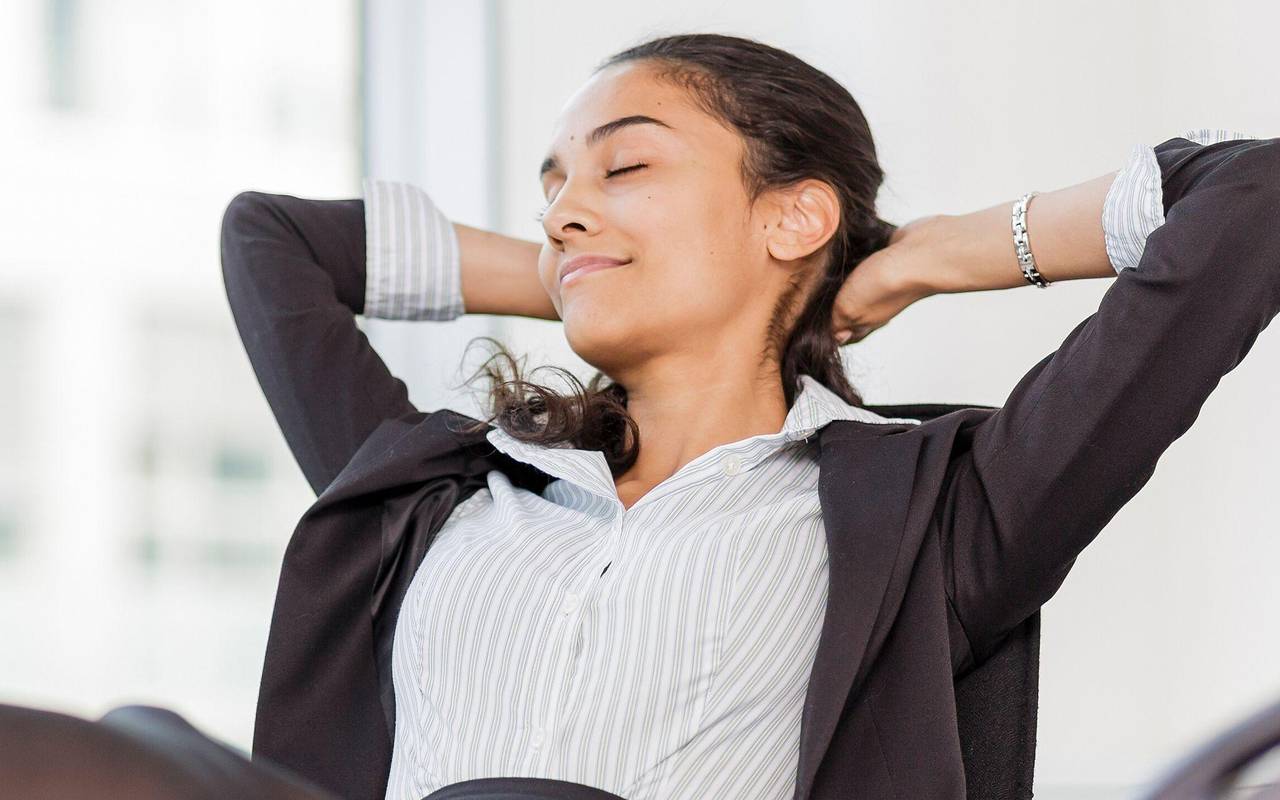Frau lehnt sich zufrieden zurück