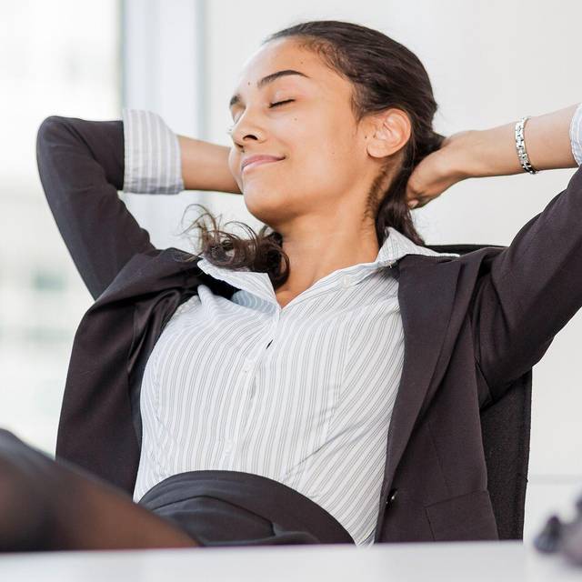 Frau lehnt sich zufrieden zurück
