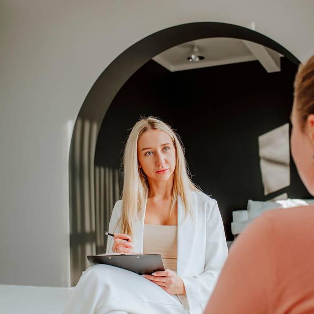 Psychologe spricht mit einer Patientin in einer Klinik