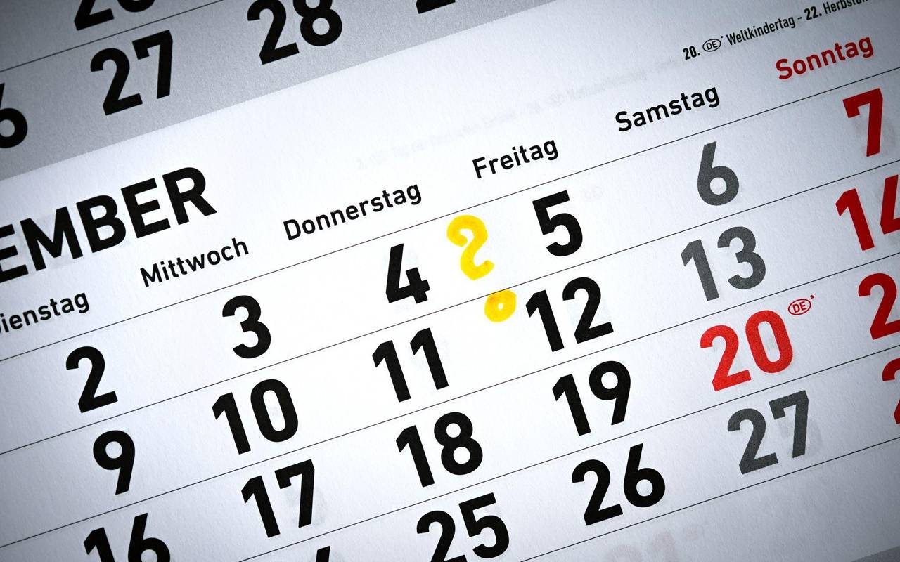 Ein Kalender liegt auf einem Tisch