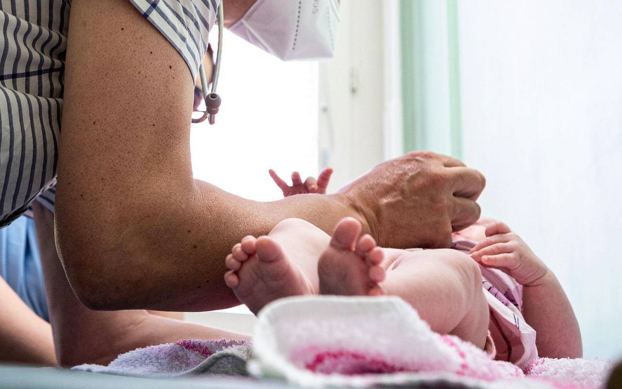 Ein Kinderarzt verabreicht einem Kleinkind eine Impfung.