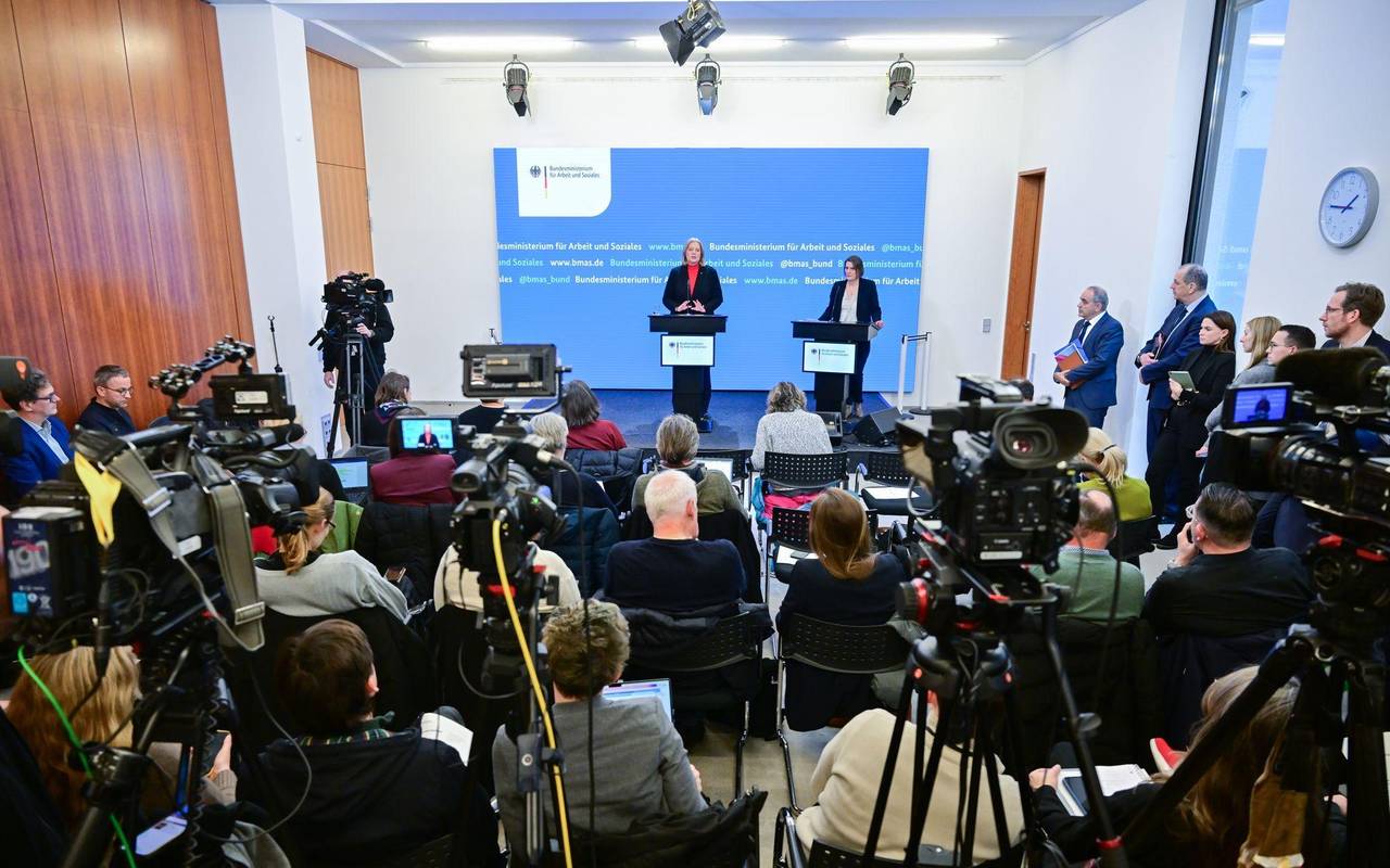 Übergabe Bericht der Kommission zur Sozialstaatsreform