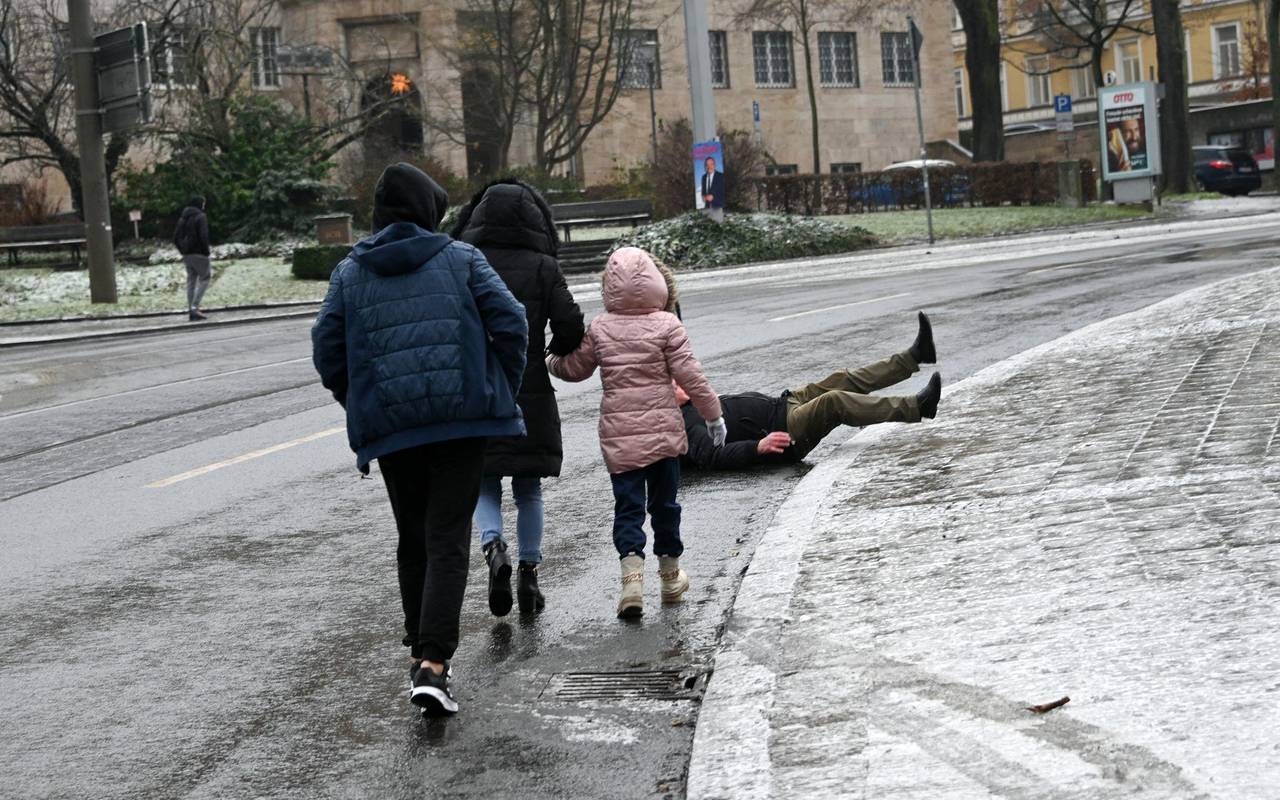 Ein Mann stürzt bei Eisglätte vom Gehweg auf die Straße