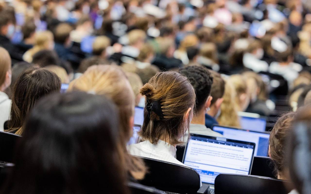 Studenten sitzen während einer Vorlesung in einem Hörsaal