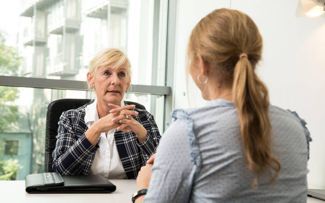 Zwei Frauen beim Mitarbeitergespräch im Büro
