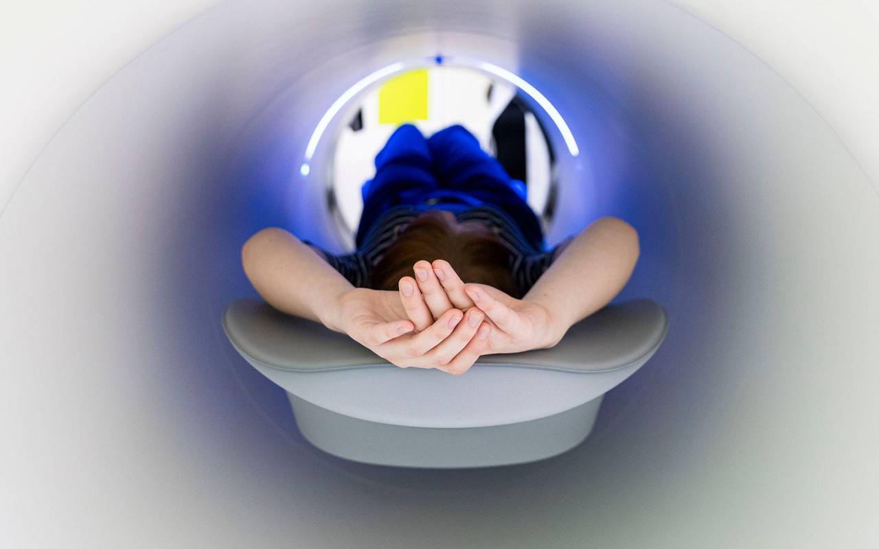 Frau liegt in einem Total-Body-PET/CT-System