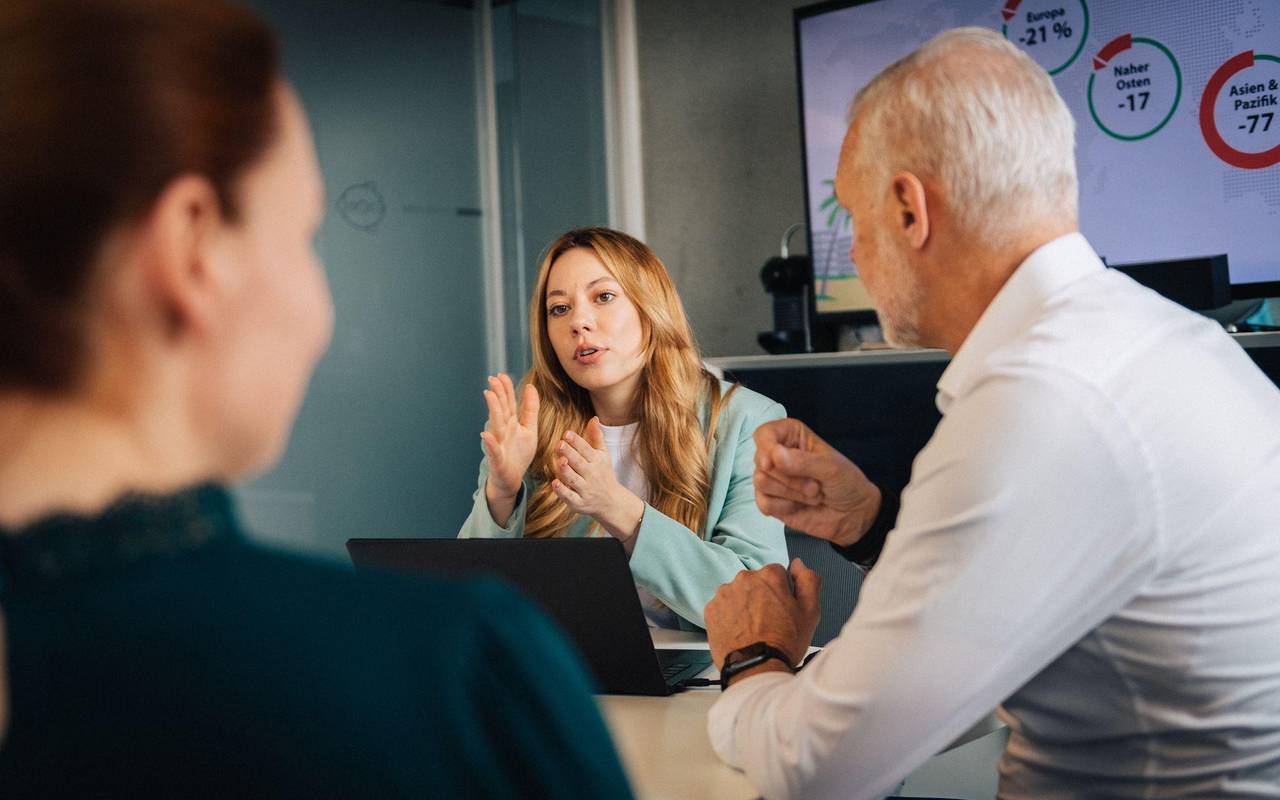 Eine Frau in einem Meeting