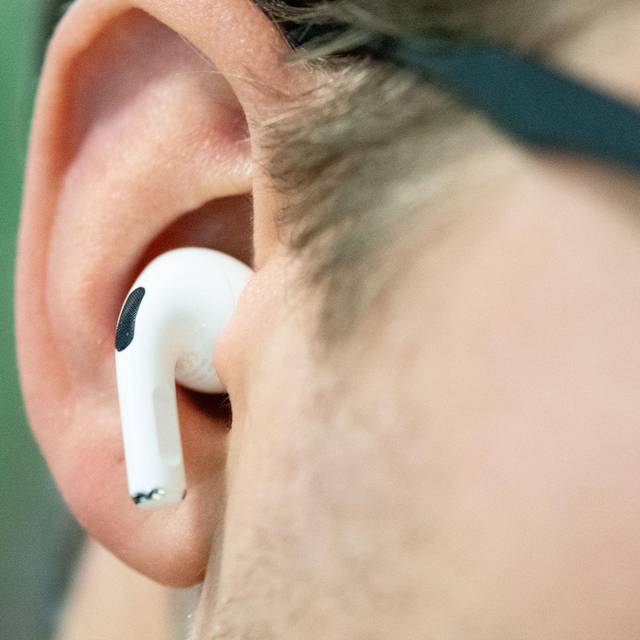 Ein Mann trägt Airpods