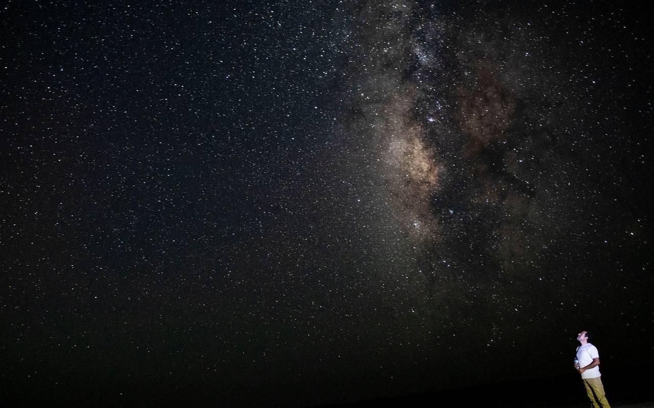 Ein Mann schaut sich den Sternenhimmel an