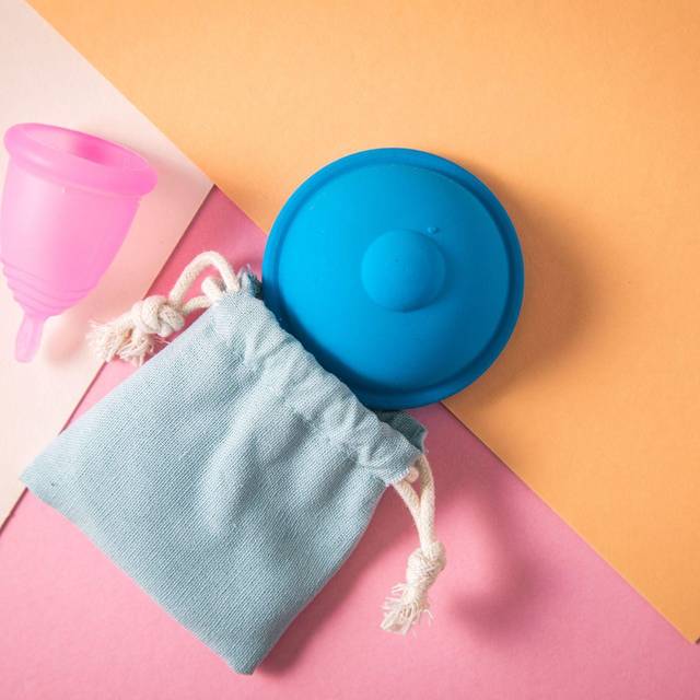 Eine Menstruationstasse und eine Menstruationsdisc