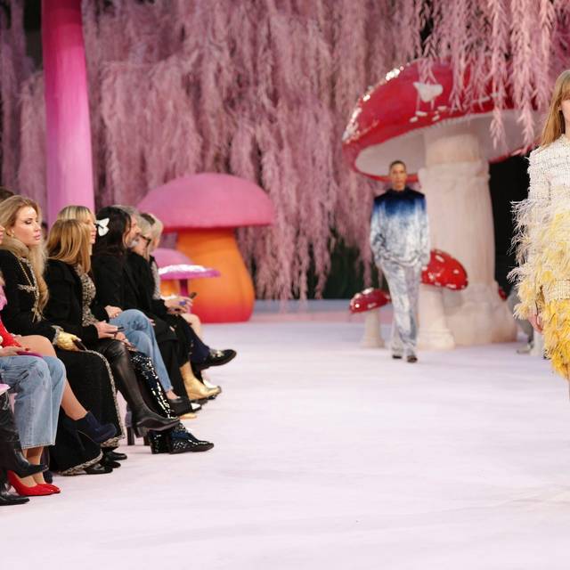 Model trägt Kreation aus der Chanel FS26 Haute Couture-Kollektion