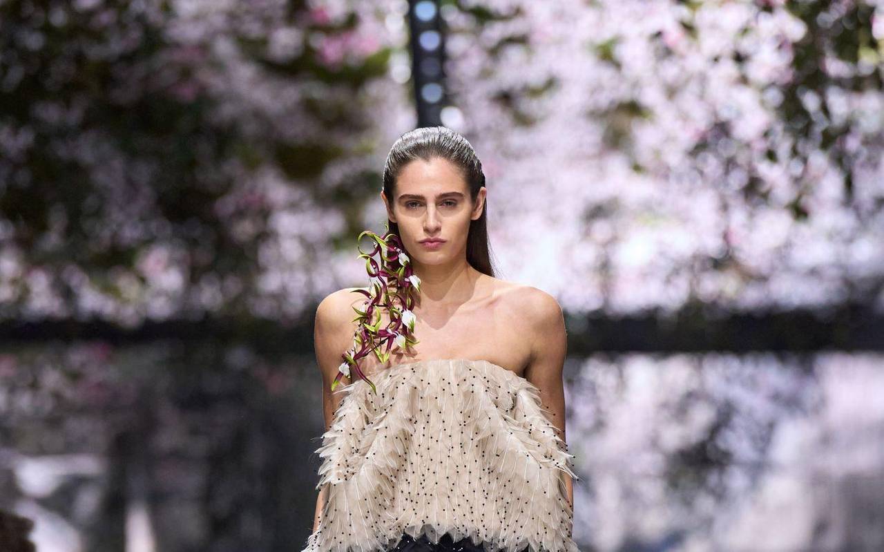 Model trägt Kreation aus der Dior FS26 Haute Couture-Kollektion
