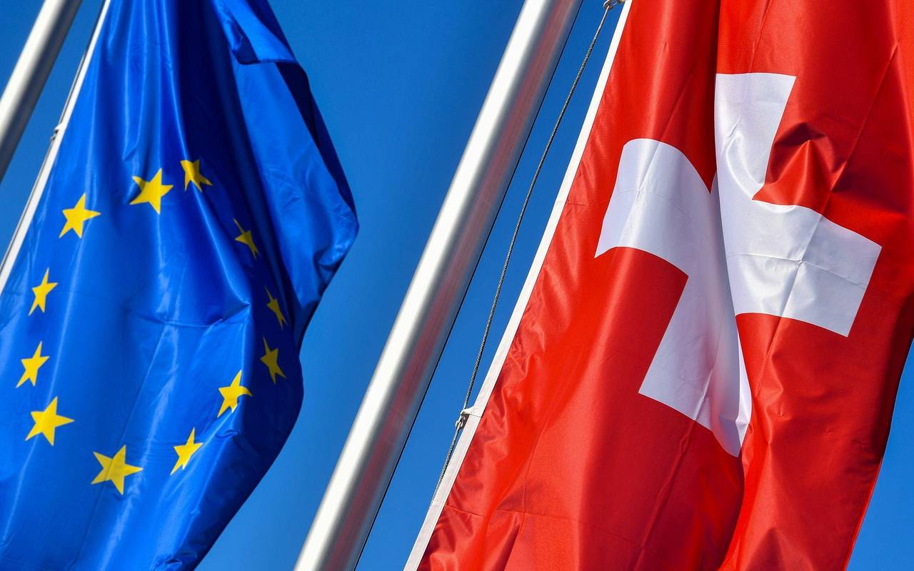 Die Flaggen der Schweiz und der EU
