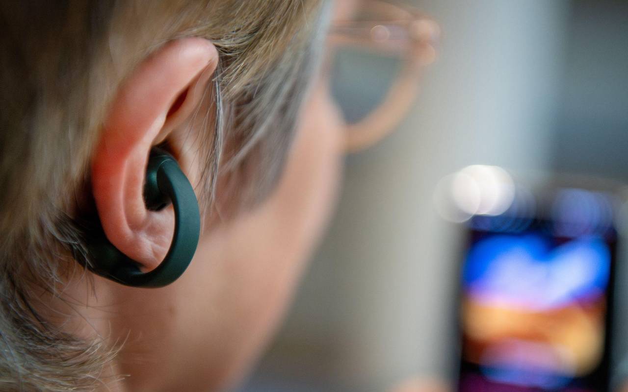 Eine Frau nutzt die Kopfhörer Moto Buds Loop von Motorola