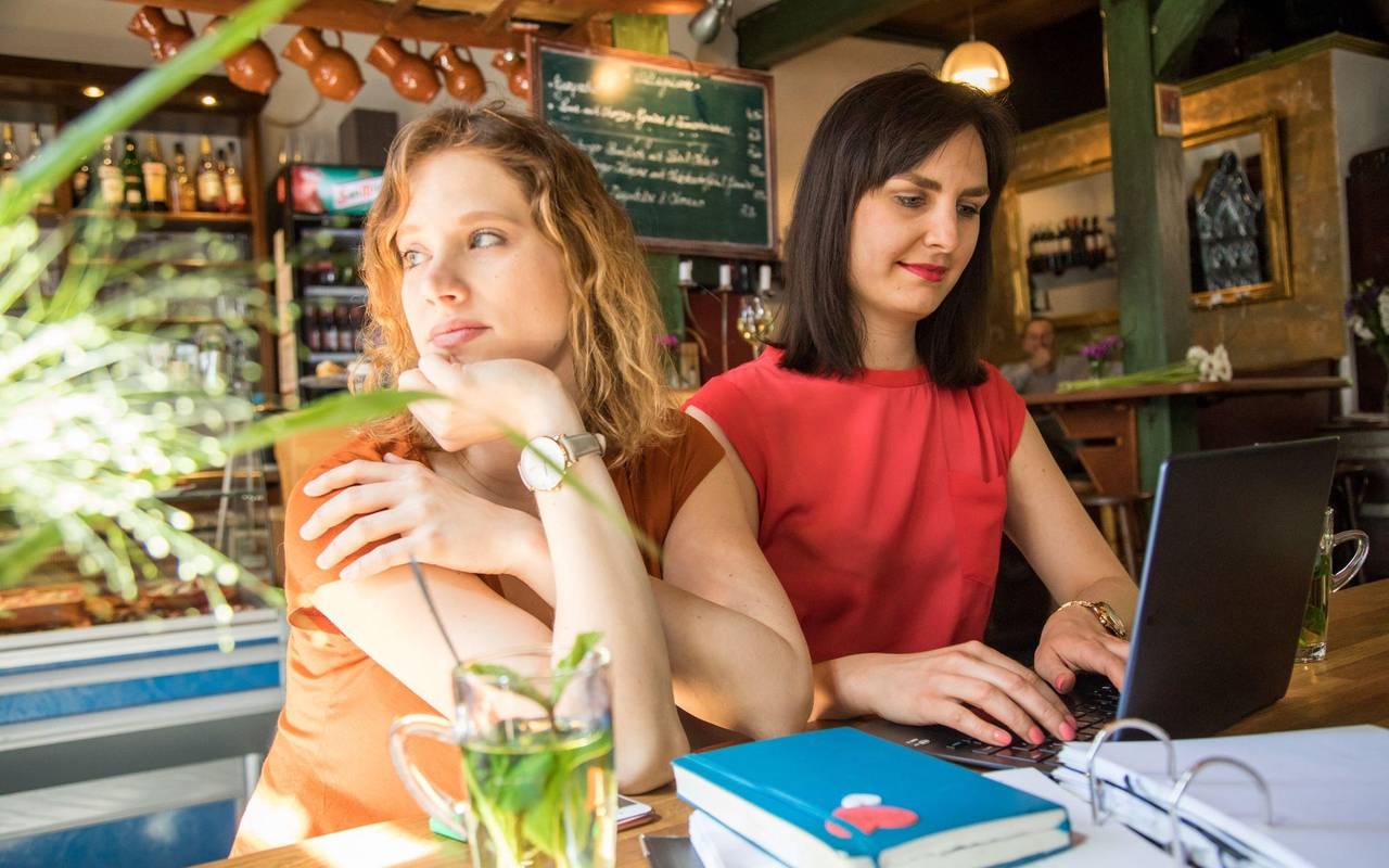 Freundinnen sitzen im Café