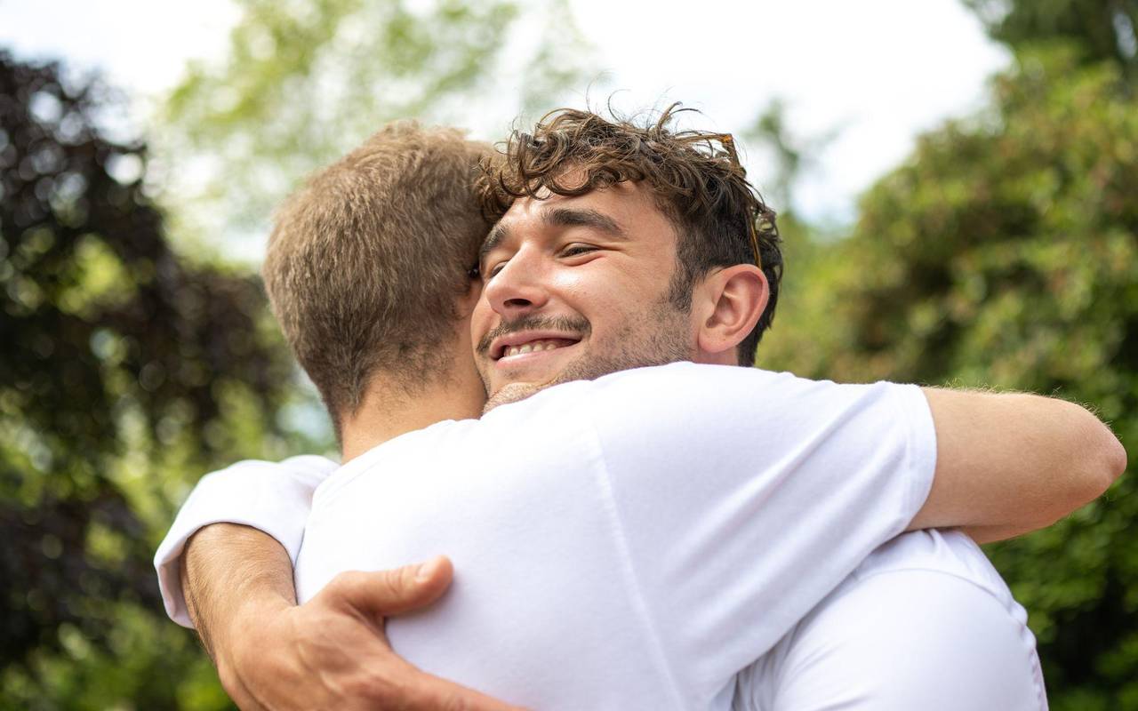 Zwei Männer begrüssen sich mit einer Umarmung