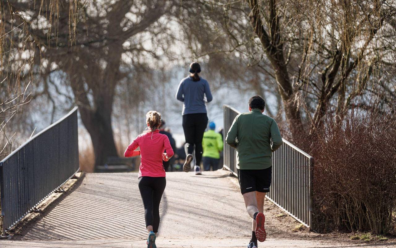 Jogger laufen an der Außenalster entlang