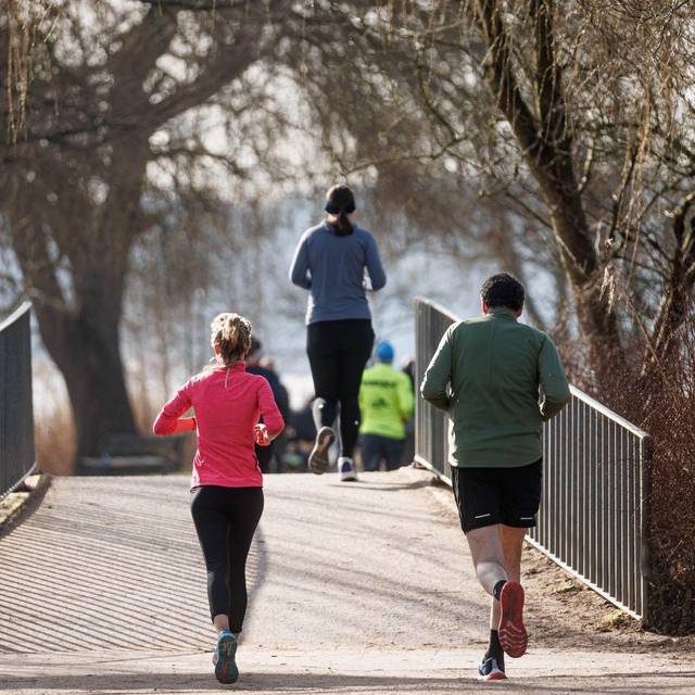 Jogger laufen an der Außenalster entlang