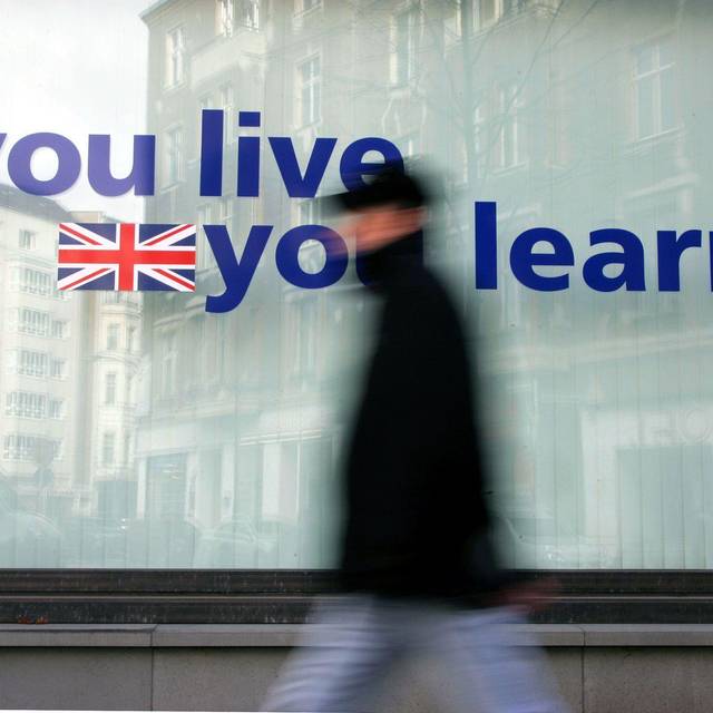 Schaufensterscheibe mit der Aufschrift "You live you learn"