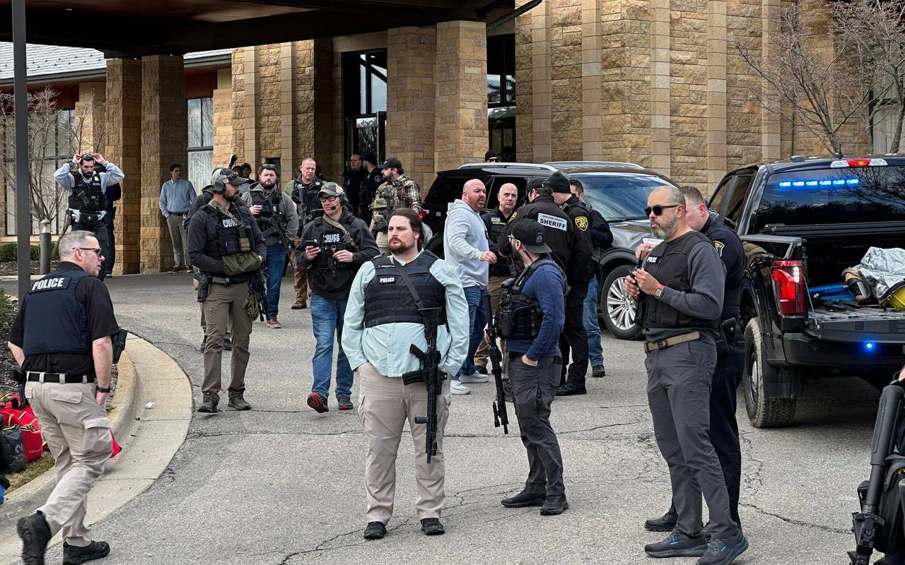 Auto fährt in Synagoge in Michigan