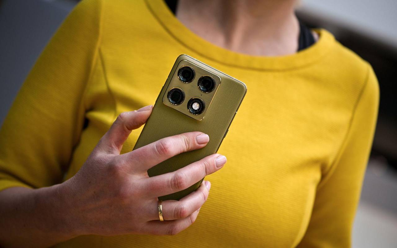 Eine Frau hält das Motorola Signature in der Hand