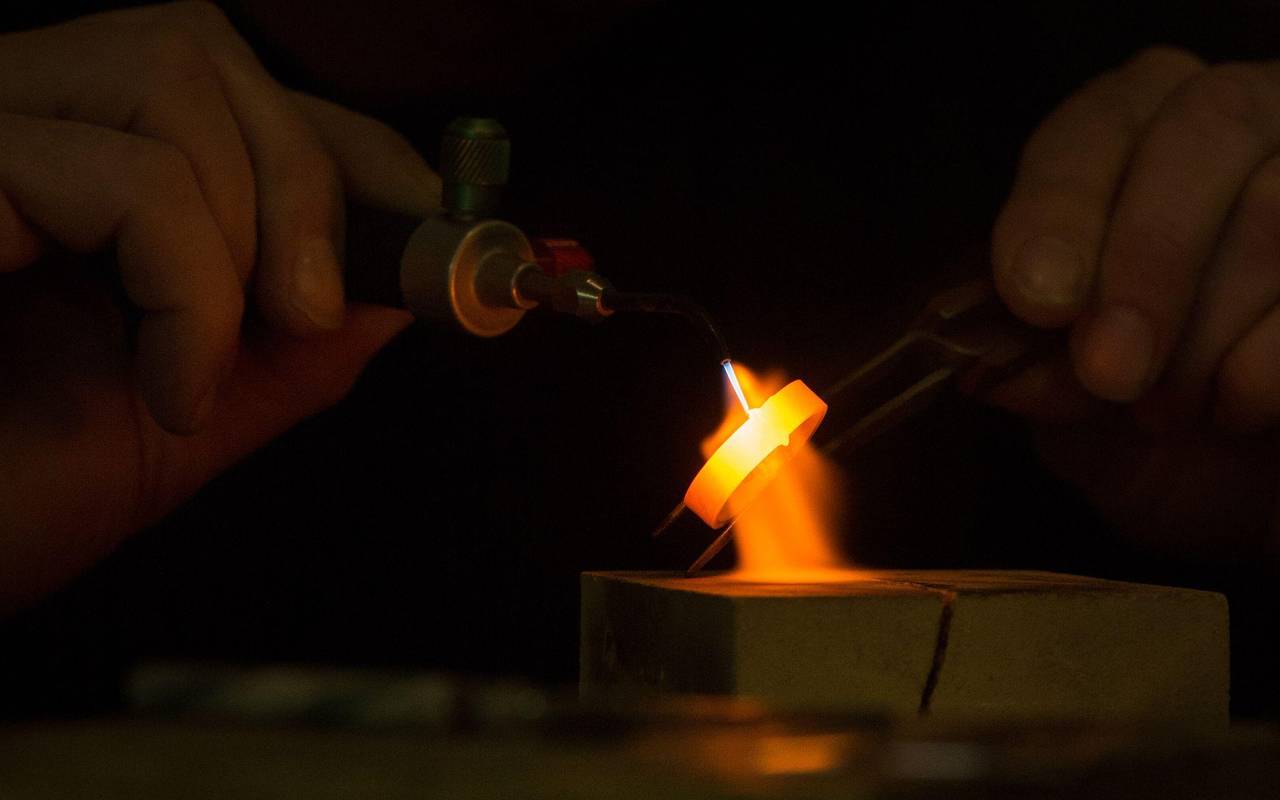 Mann lötet einen Ring