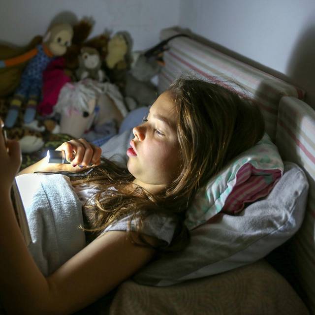 Ein Kind liest im Bett