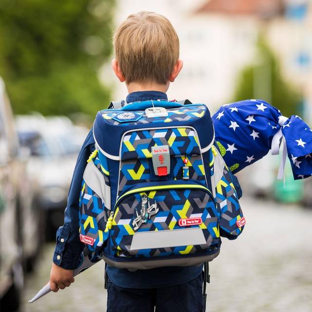 Erstklässler mit Schulranzen am Tag der Einschulung