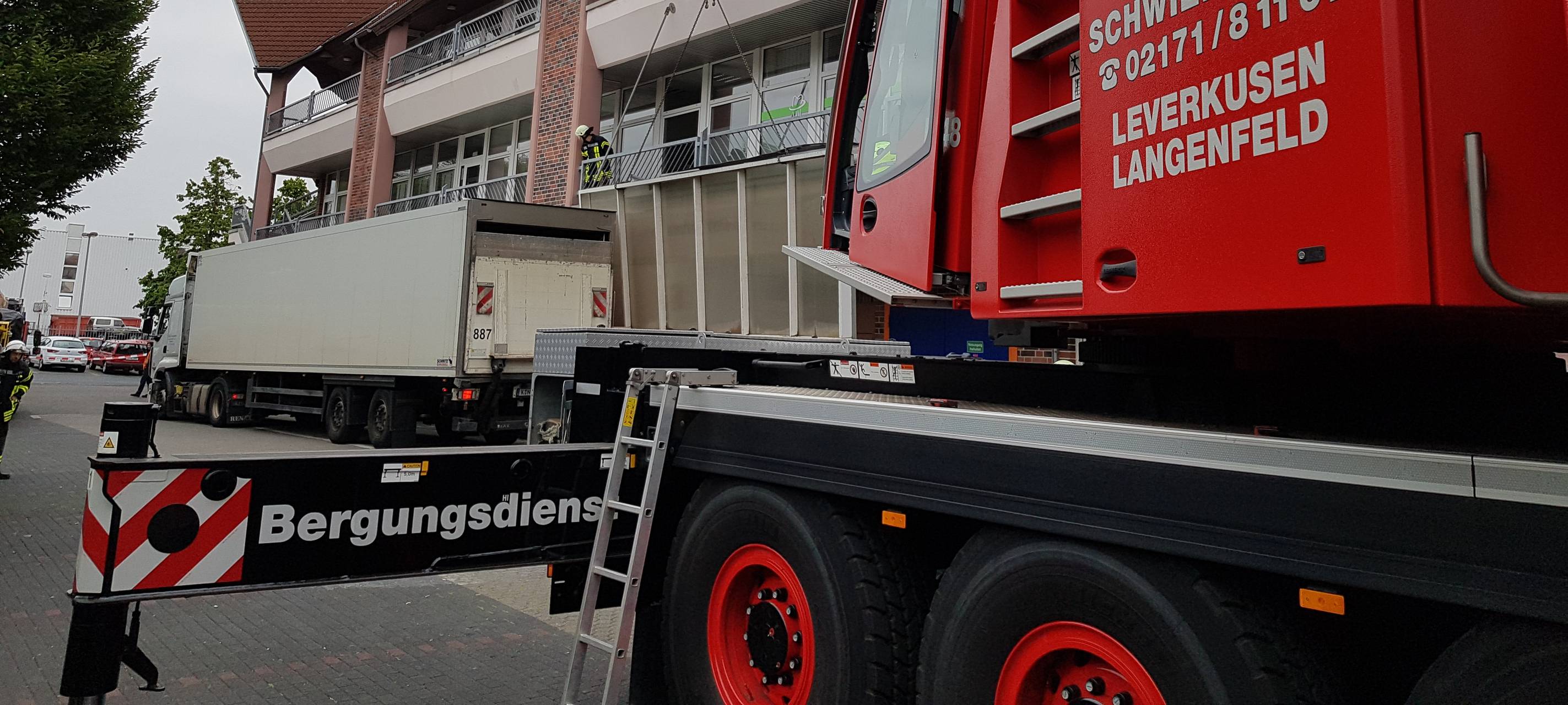LKW fährt in Vordach