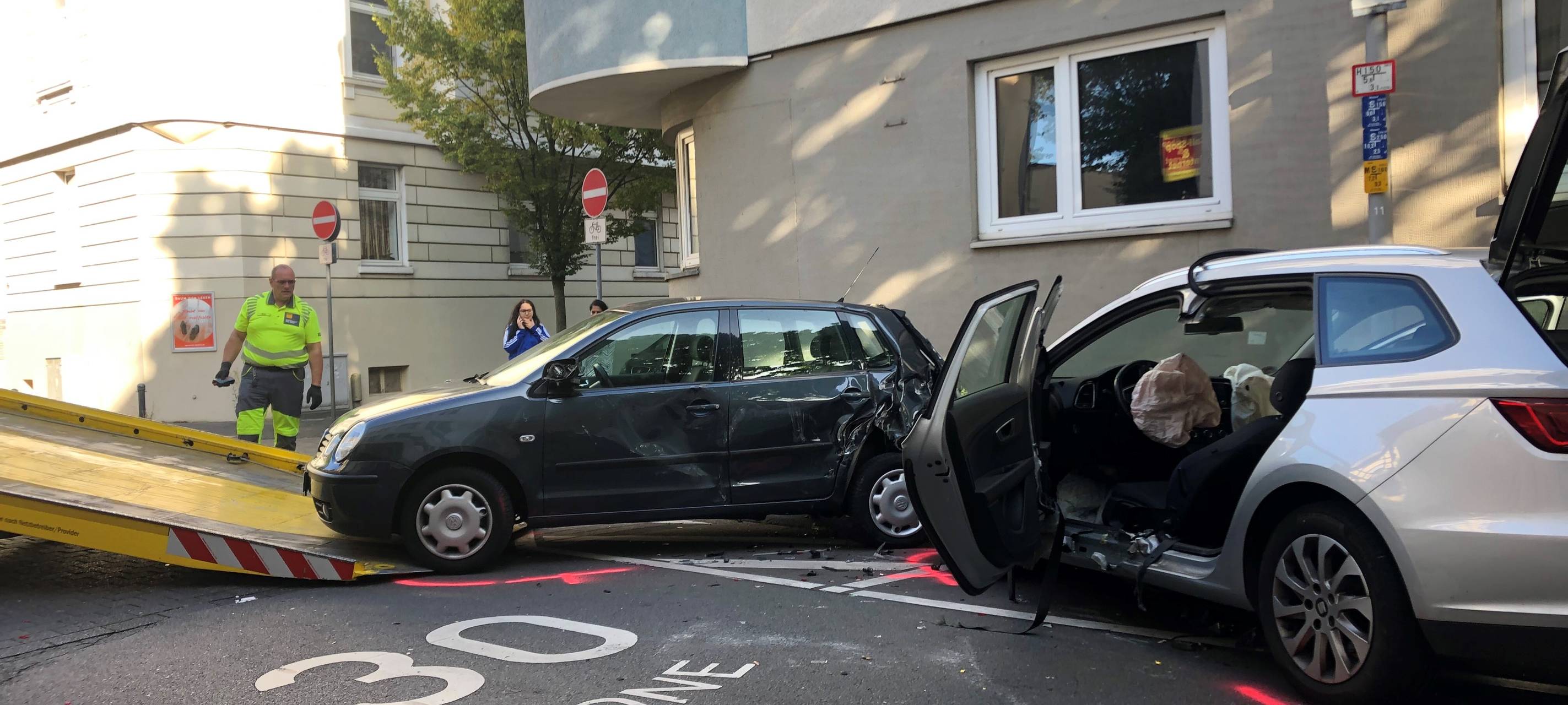 Fahrer fährt in parkendes Auto