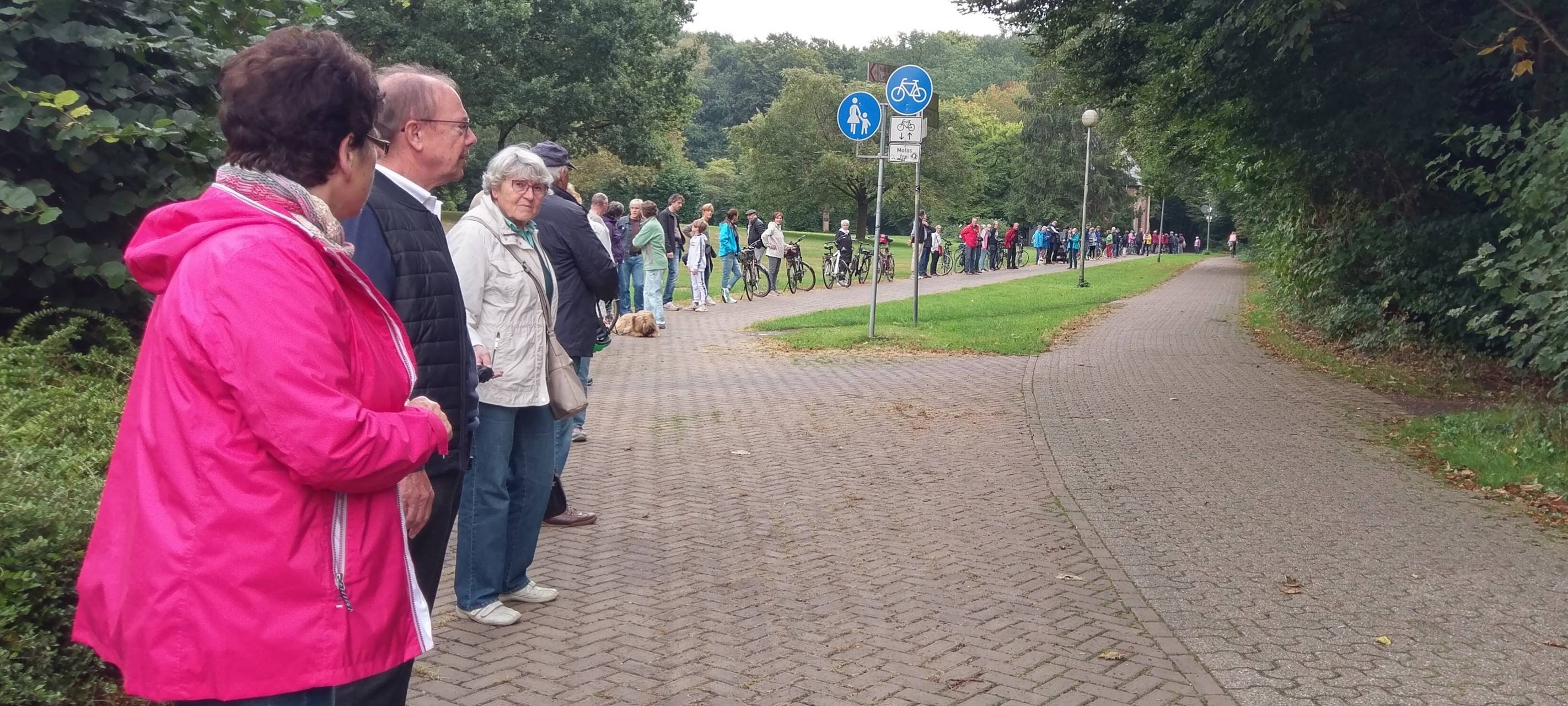Menschenkette bei Demo gegen A1 Rastplatz