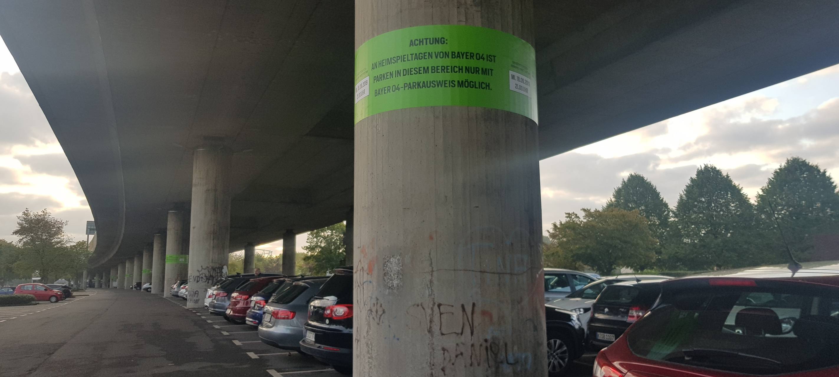 Stelzenautobahn, Fußball, Parkplätze, Abschleppen, Abschleppaktion